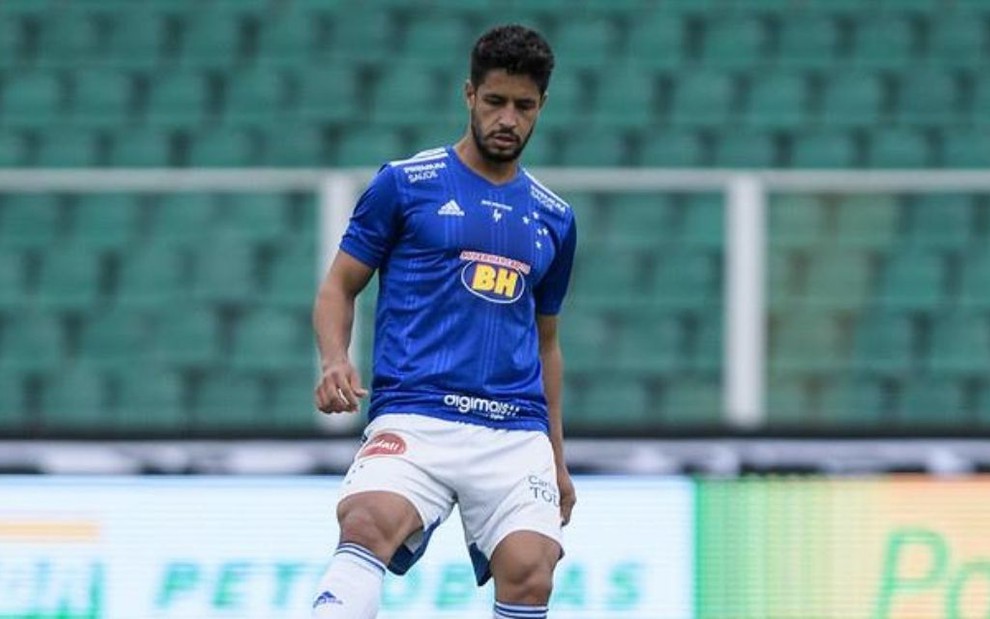 Imagem mostra o zagueiro Léo, do Cruzeiro, em duelo da Série B do Campeonato Brasileiro