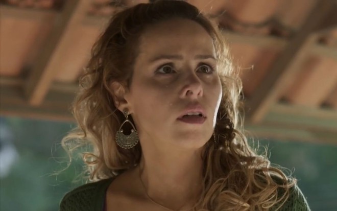 A atriz Leona Cavalli com expressão de choro em cena como Gilda de Totalmente Demais
