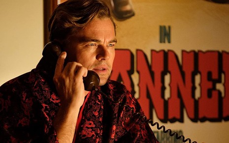 Leonardo DiCaprio fala ao telefone em cena de Era Uma Vez Em... Hollywood