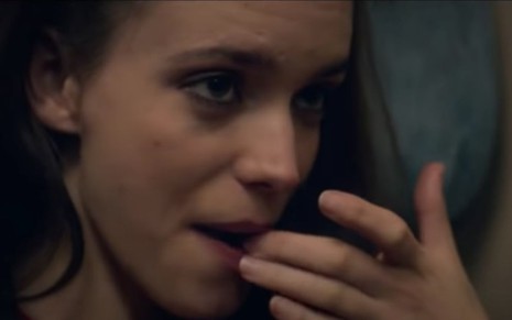 A atriz Stacy Martin coloca o dedo na boca de forma maliciosa como a personagem Joe no filme Ninfomaníaca