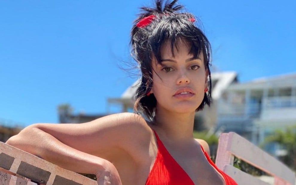 Letícia Lima em foto no Instagram, de biquíni vermelho