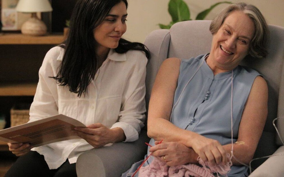 Letícia Sabatella olha com carinho para Selma Egrei em cena do filme Querida Mamãe (2017)
