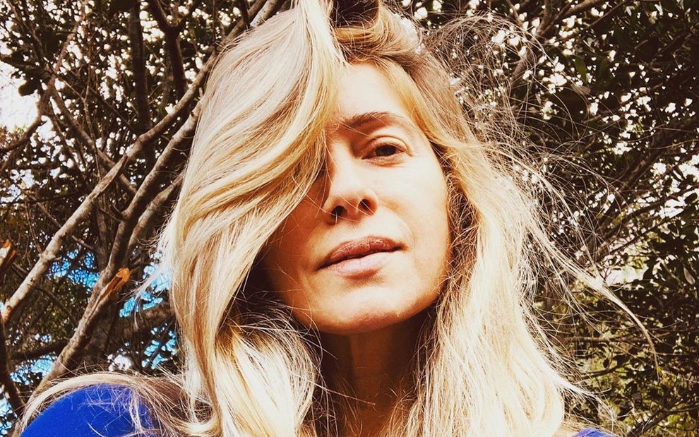 Letícia Spiller com os cabelos no rosto em foto postada no Instagram