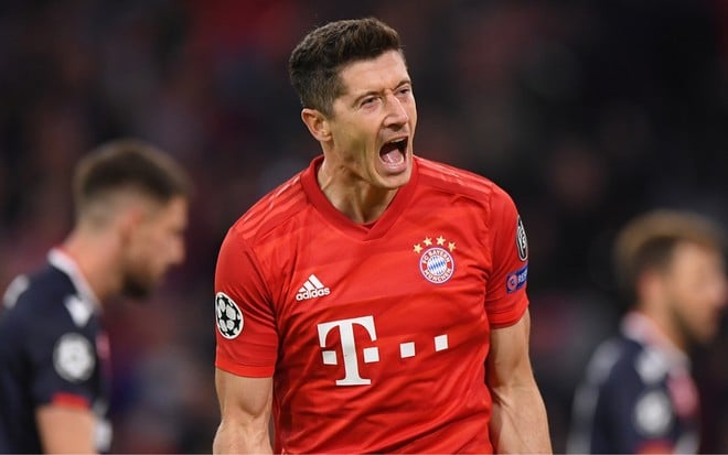 O jogador Lewandowski comemora gol em partida da Champions League