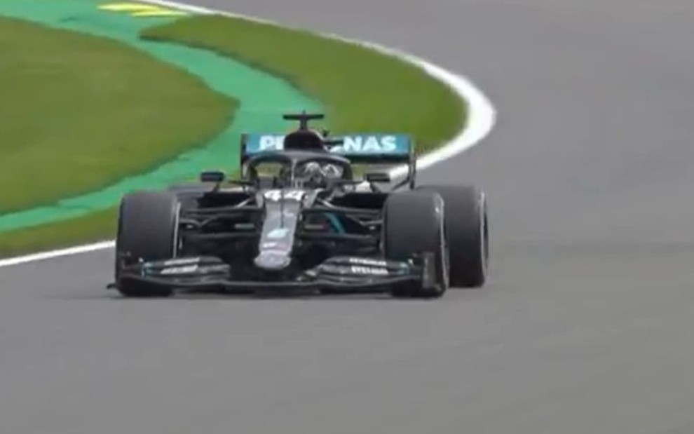Imagem do carro de corrida de Lewis Hamilton durante o treino livre no GP da Bélgica