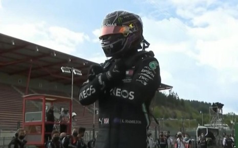Lewis Hamilton sobe na sua Mercedes para comemorar vitória no GP da Bélgica