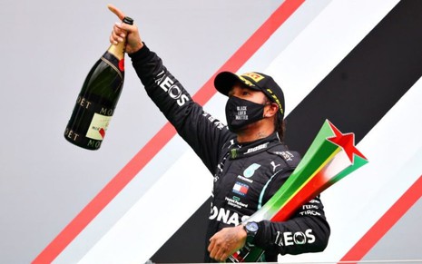 Imagem de Lewis Hamilton celebrando vitória na Fórmula 1