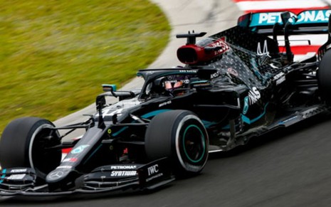 Imagem do carro de corrida de Lewis Hamilton durante o treino classificatório no GP da Hungria