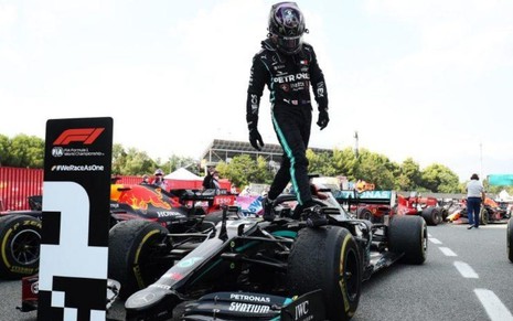 Lewis Hamilton e seu carro da Mercedes após vitória no GP da Espanha da Fórmula 1