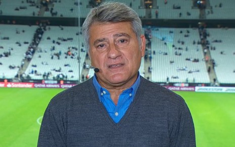 Cleber Machado com expressão triste na cabine de transmissão da Arena Corinthians, em São Paulo