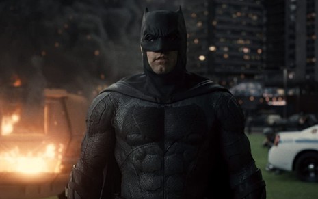 Ben Affleck como Batman em cena da nova versão de Liga da Justiça
