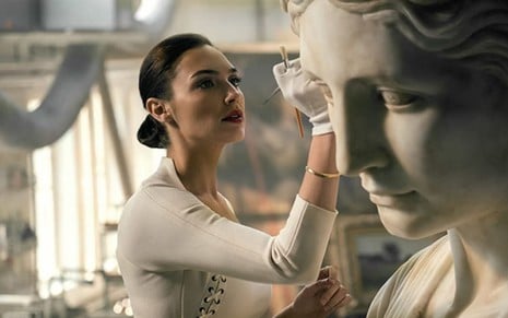 Gal Gadot limpa estátua em cena do filme Liga da Justiça