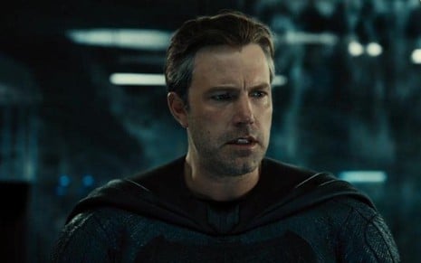 Ben Affleck com o uniforme do Batman em cena da nova versão de Liga da Justiça