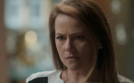 A atriz Vivianne Pasmanter com expressão de tristeza em cena como a personagem Lili em Totalmente Demais