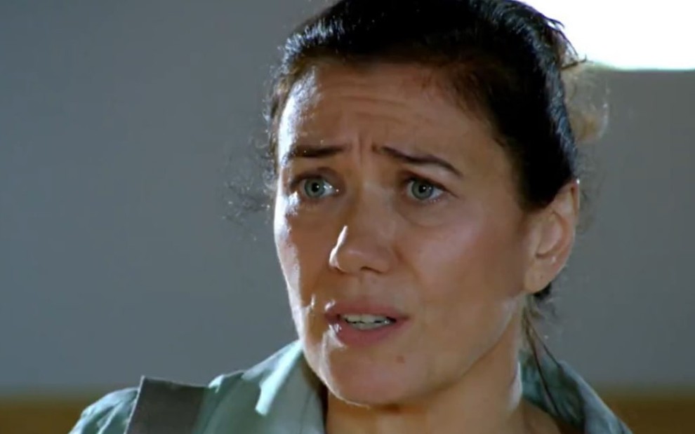 A atriz Lilia Cabral (Griselda) com expressão de choque em cena de Fina Estampa