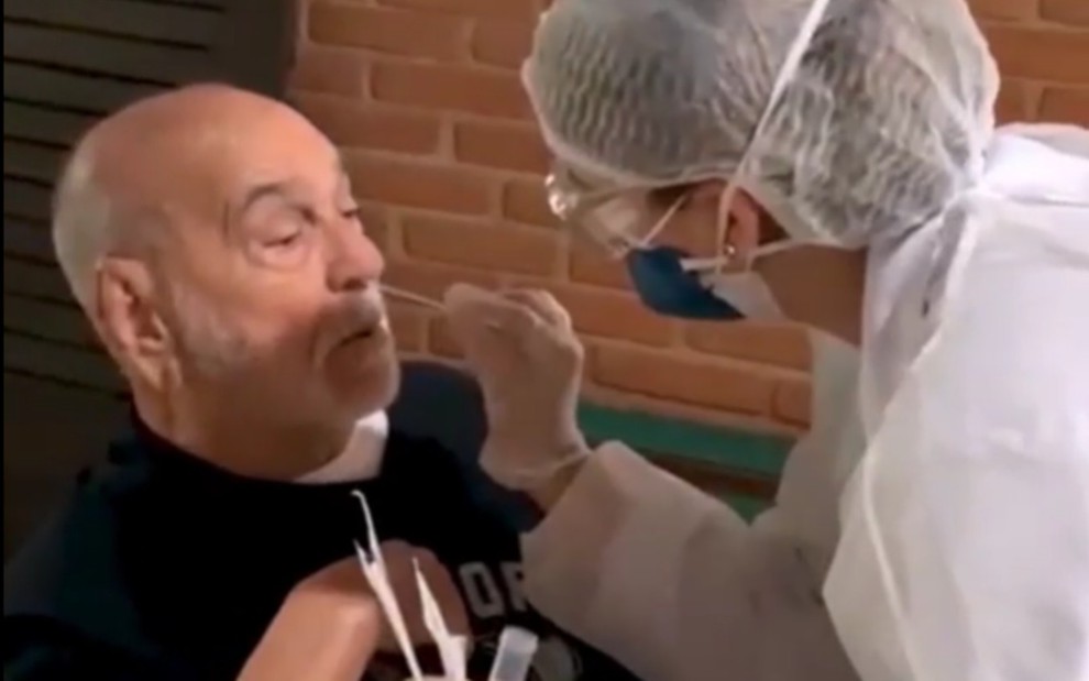 Lima Duarte faz exame de Covid-19 com swab nasal