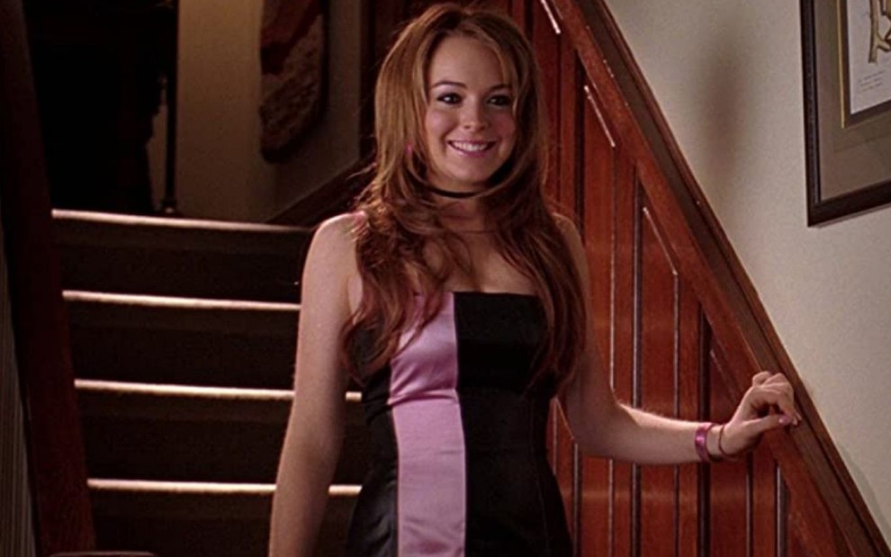 Lindsay Lohan desce escadas em cena do filme Meninas Malvadas