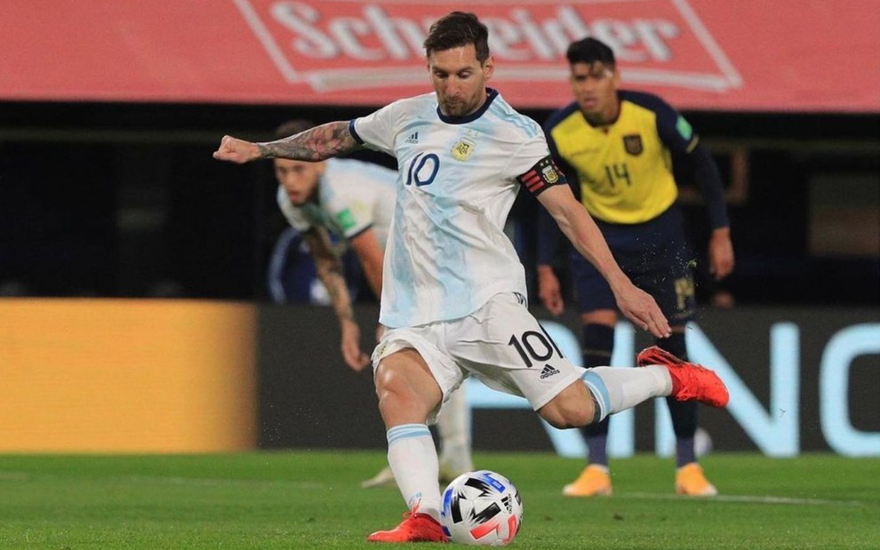 Imagem de Lionel Messi chutando a bola durante jogo da Argentina