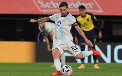 Imagem de Lionel Messi chutando a bola durante jogo da Argentina