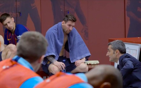 Lionel Messi (ao centro) em cena de Matchday - FC Barcelona