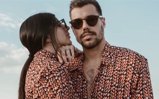 Imagem de Yá Burihan ao lado de Lipe Ribeiro, usando camisas iguais