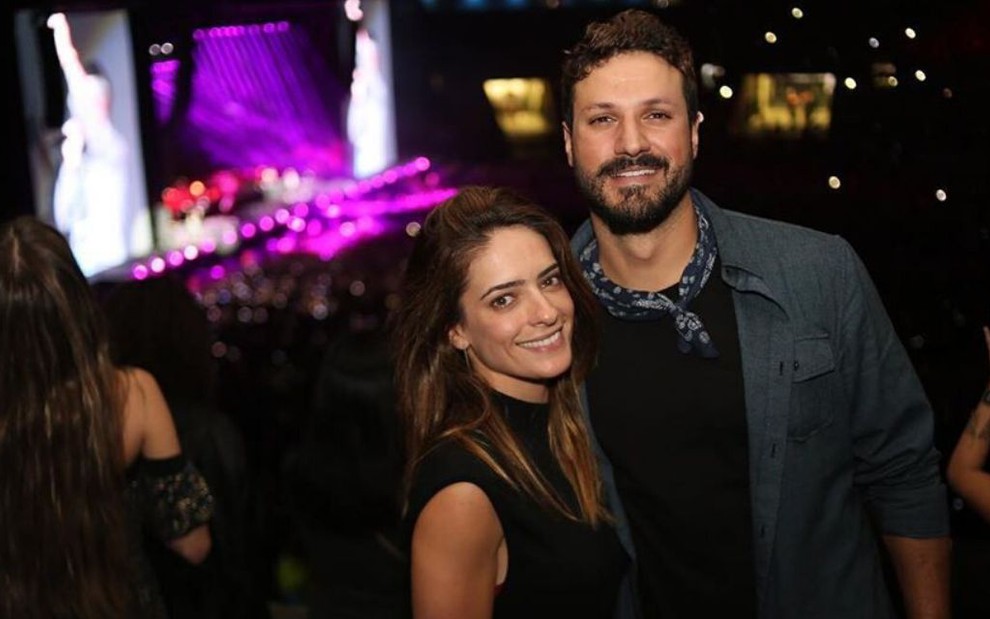 A atriz Lisandra Cortez posa com o namorado e também ator Murilo Cezar durante show que assistiram juntos em março passado