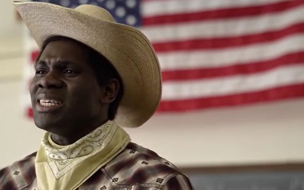 O ator nigeriano Uchenna Echeazu em Little America, série da Apple sobre a vida de imigrantes nos EUA