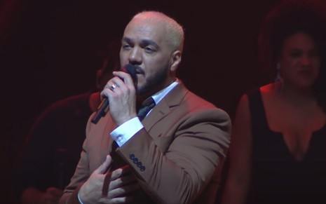 O cantor Belo canta no palco do show Belo In Concert, que está disponível no YouTube