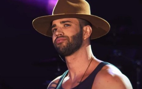 De chapéu, o sertanejo Gusttavo Lima se apresenta em show disponível no YouTube