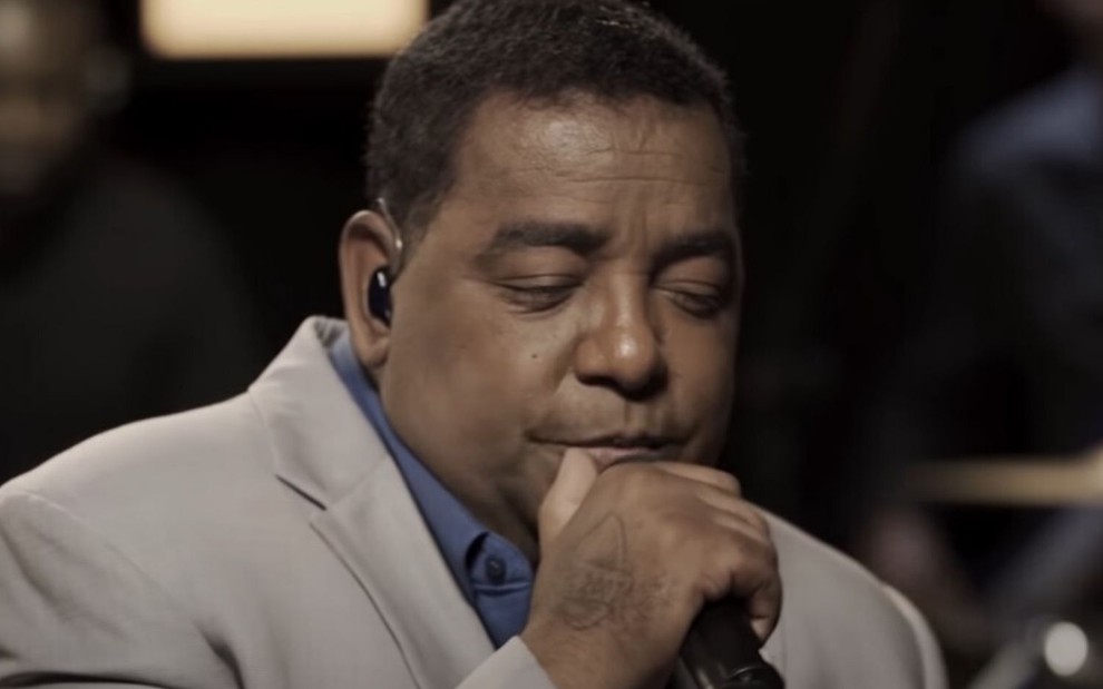 Vocalista do Raça Negra, Luiz Carlos canta em vídeo publicado no YouTube do grupo