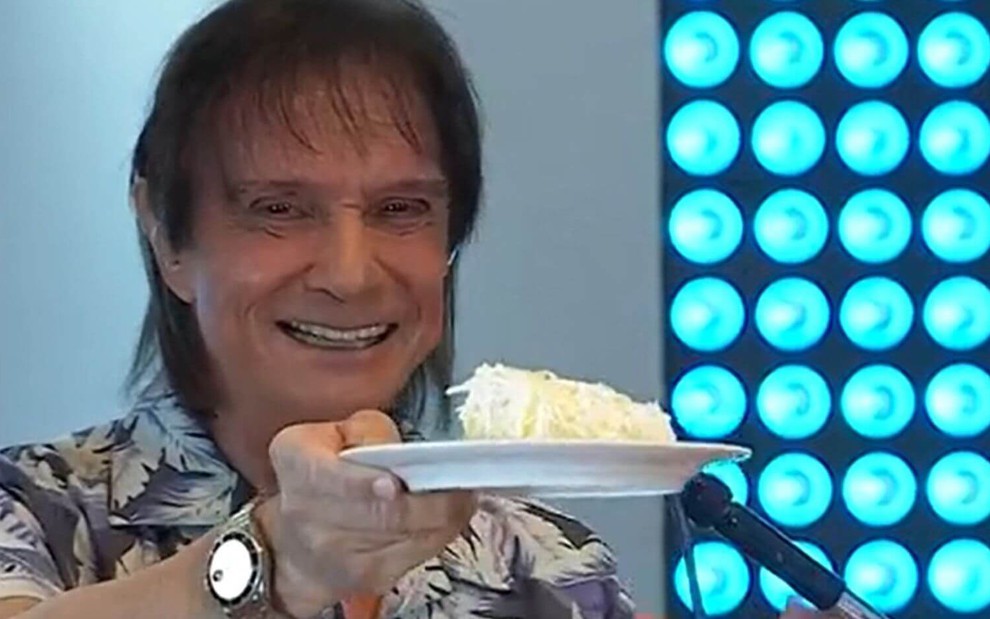 Roberto Carlos mostra bolo de aniversário, que ganhou em live transmitida ao vivo