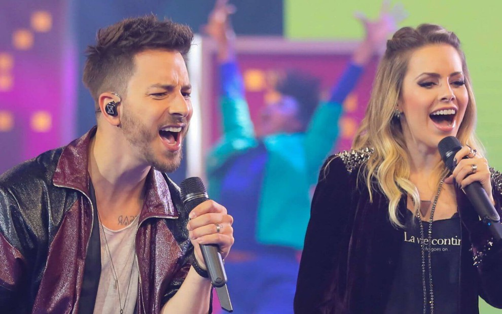 A dupla Sandy & Junior cantando no palco do Criança Esperança, da Globo, em 2019