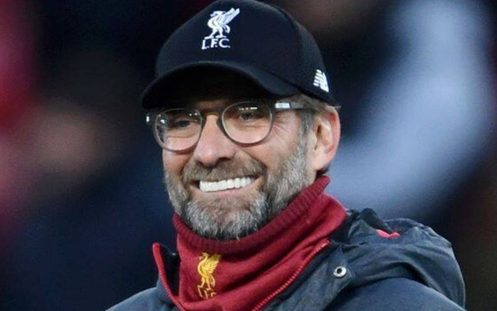 Sorridente, o técnico Jurgen Klopp demonstra felicidade em jogo do Liverpool