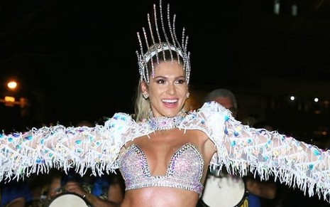 Lívia Andrade de fantasia de carnaval