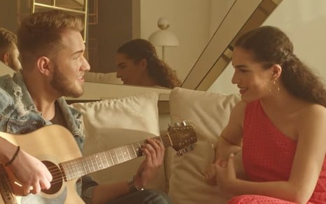 Lívian Aragão e o cantor Breno Silva em cena do clipe Cancelado