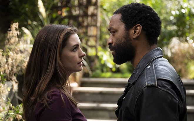Anne Hathaway e Chiwetel Ejiofor se encaram em cena do filme Locked Down