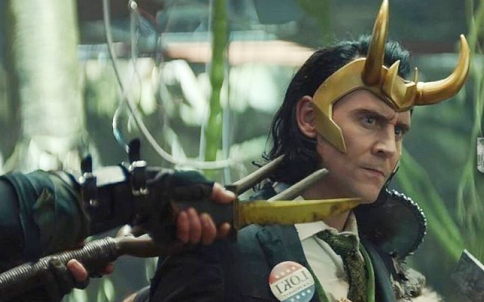 Loki (Tom Hiddleston) em cena de série disponível no Disney+