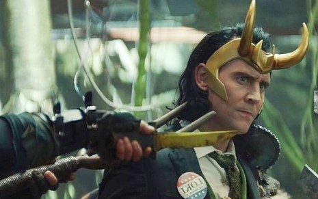 Loki (Tom Hiddleston) em cena de série disponível no Disney+