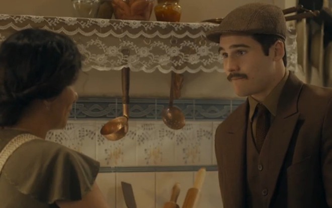 A atriz Gloria Pires, de costas, encara o ator Nicolas Prattes em cena como Lola e Alfredo em Éramos Seis