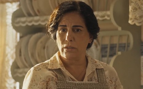 A atriz Gloria Pires com cabelo preso e roupas de época em cena como Lola de Éramos Seis