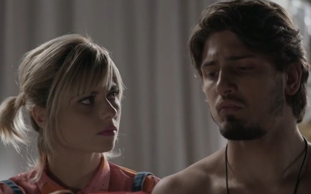 A atriz Julianne Tevisol (Lu) encara o ator Daniel Rocha (Rafael) em cena de Totalmente Demais, da Globo