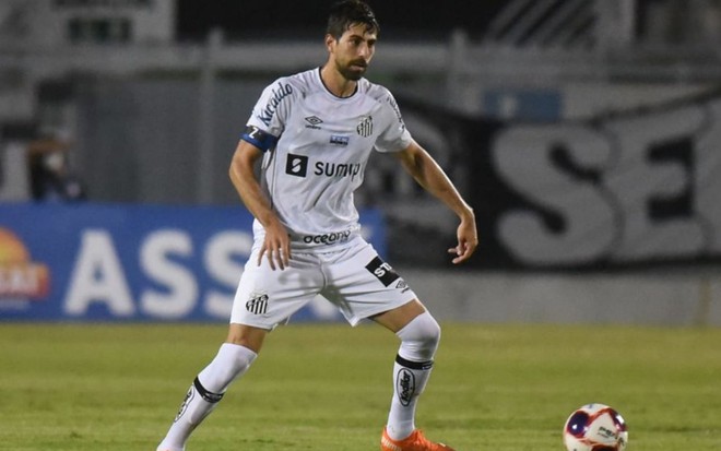 Zagueiro Luas Peres em ação pelo Santos, com a bola
