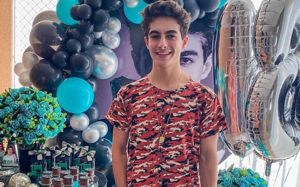 Lucas Burgatti posa sorridente em sua festa virtual de 18 anos realizada em junho de 2020
