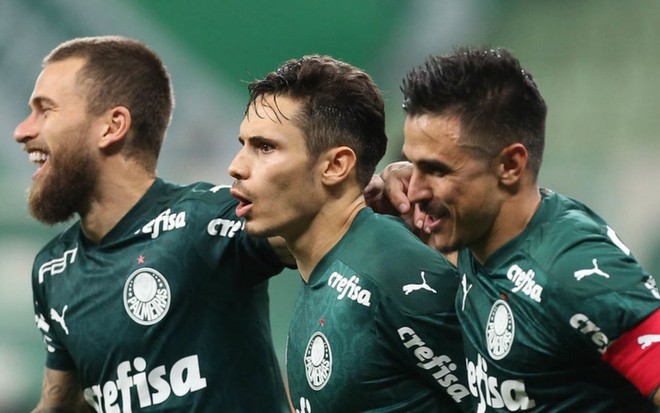 Imagem de Lucas Lima, Raphael Veiga e Willian comemorando gol pelo Palmeiras