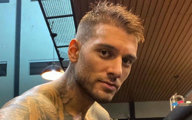 Lucas Lucco sem camisa, na academia, posando para selfie