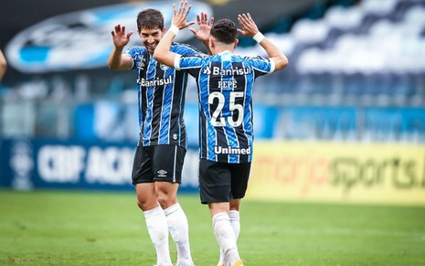 Lucas Silva e Pepê comemorando gol pelo Grêmio