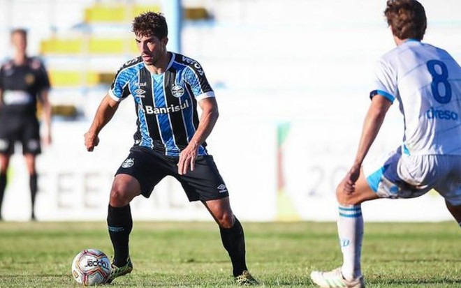 Jogador Lucas Silva com a bola dominada em duelo do Campeonato Gaúcho