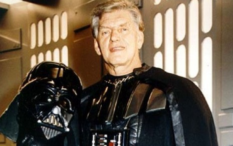 O ator David Prowse fantasiado de Darth Vader em 1977