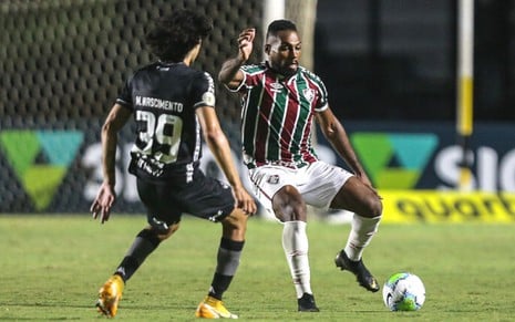 Luccas Claro e Matheus Nascimento disputam bola em Fluminense x Botafogo