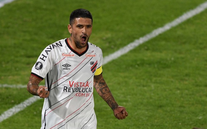 Meia Lucho González celebra gol pelo Athletico-PR na Libertadores